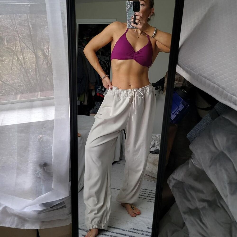 NWT NIKE women's sweatpants in cream.